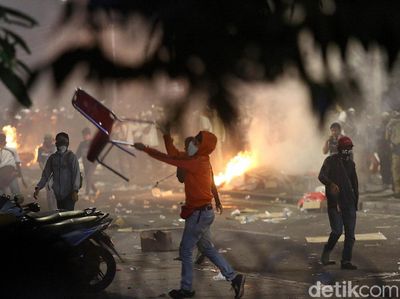Usai Berbuka, Massa Aksi 22 Mei Kembali Ricuh di Depan Bawaslu