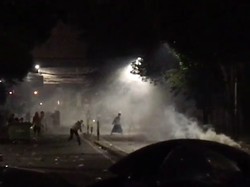 Tegang! Saat Polisi Pukul Mundur Massa di Dekat Bawaslu