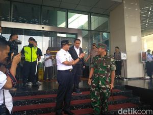 Bareng Pangdam dan Kapolda, Anies Pantau Kondisi di Flyover Slipi Bareng Pangdam dan Kapolda, Anies Pantau Kondisi di Flyover Slipi