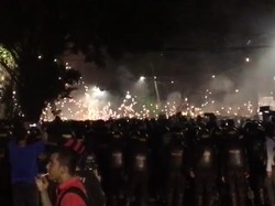 Massa di Slipi Masih Ricuh, Diduga Ada yang Pasok Petasan