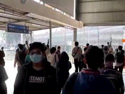 Stasiun Tanah Abang Dilempari Batu oleh Massa