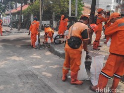 Jl Jatibaru Tanah Abang Mulai Kondusif, PPSU Bereskan Sampah Bekas Rusuh