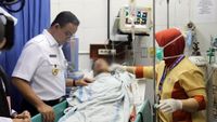 Momen Anies Jenguk Korban Kerusuhan Tanah Abang di RS Tarakan