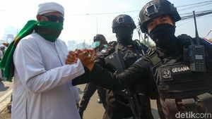 Massa Bersorban Bantu Polisi Tenangkan Warga