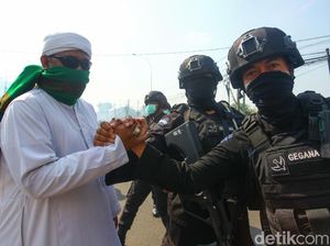 Massa Bersorban Bantu Polisi Tenangkan Warga