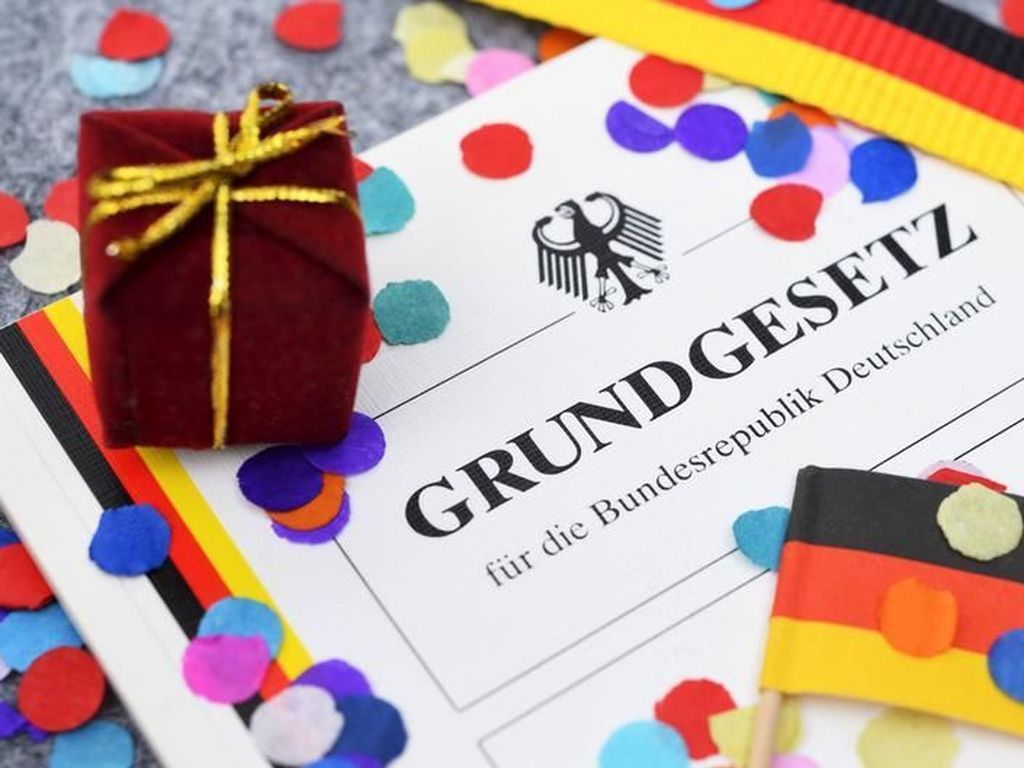 Menjunjung Martabat Manusia, 70 Tahun Konstitusi Jerman Grundgesetz Menjunjung Martabat Manusia, 70 Tahun Konstitusi Jerman Grundgesetz