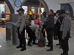 Polisi Temukan Sajam dari Penumpang Kereta Rangkasbitung-Tn Abang