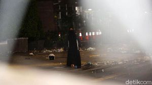 Aksi Perempuan Misterius Bawa Tas Ransel Jalan ke Arah Bawaslu