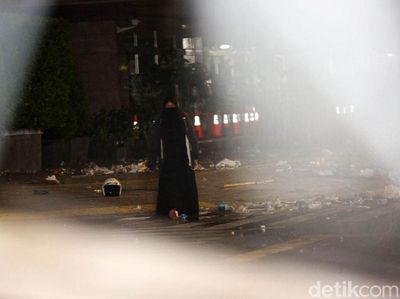 Aksi Perempuan Misterius Bawa Tas Ransel Jalan ke Arah Bawaslu