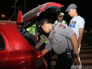 Cegah Massa ke Jakarta, TNI-Polri Razia Kendaraan di Perbatasan Karawang-Bekasi Cegah Massa ke Jakarta, TNI-Polri Razia Kendaraan di Perbatasan Karawang-Bekasi