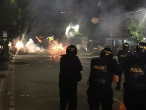 Polisi Kejar Massa hingga Tn Abang, Tembakkan Gas Air Mata-Water Cannon Polisi Kejar Massa hingga Tn Abang, Tembakkan Gas Air Mata-Water Cannon