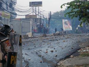 Massa Ricuh di Slipi Bentangkan Poster Imam FPI Habib Rizieq Syihab