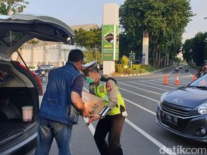 Pengendara Ini Bagikan Takjil untuk Polisi yang Berjaga Dekat Gedung DPR Pengendara Ini Bagikan Takjil untuk Polisi yang Berjaga Dekat Gedung DPR