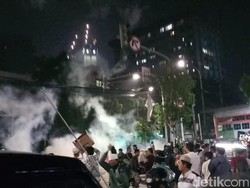 Massa Masih Bertahan Dekat Bawaslu, Polisi Terus Tembakkan Gas Air Mata