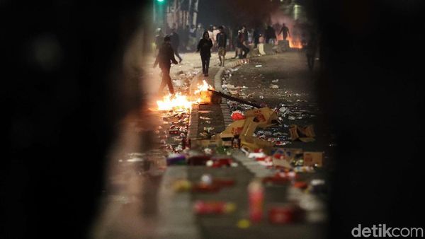 Masih Memanas, Begini Kondisi Rusuh di Kawasan Slipi