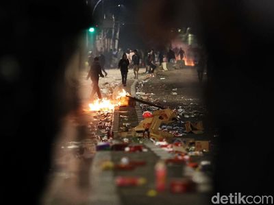 Masih Memanas, Begini Kondisi Rusuh di Kawasan Slipi