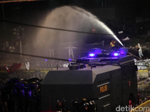 Kepung  Dua Sisi, Polisi Bubarkan Massa