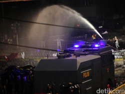 Polisi ke Massa Rusuh: Kita Saudara, Ini Rumah Kita, Silakan Pulang