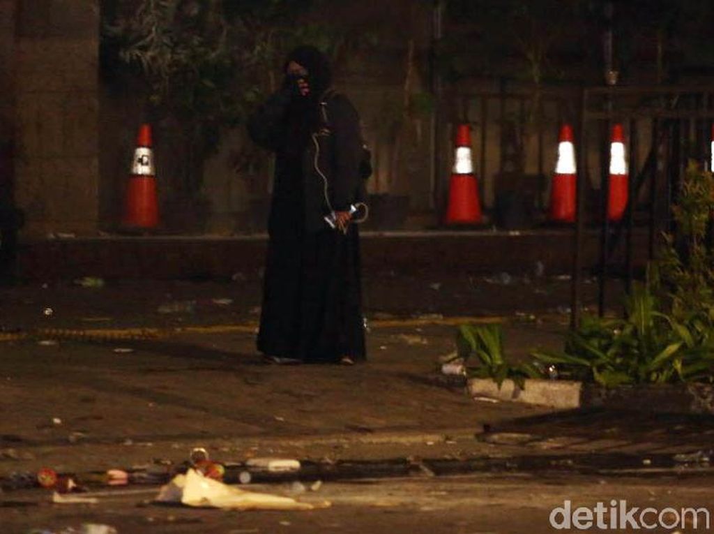 Ditembak Gas Air Mata, Perempuan Berpakaian Serbahitam Tinggalkan Bawaslu Ditembak Gas Air Mata, Perempuan Berpakaian Serbahitam Tinggalkan Bawaslu