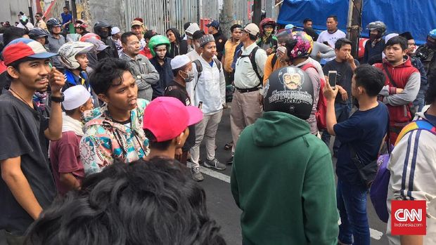 Warga Kembali Kuasai Jalan Slipi.