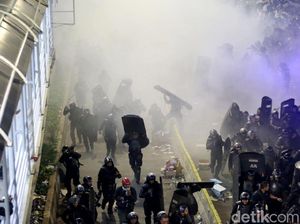 Water Cannon Semprot Massa yang Bikin Ricuh di Bawaslu Water Cannon Semprot Massa yang Bikin Ricuh di Bawaslu