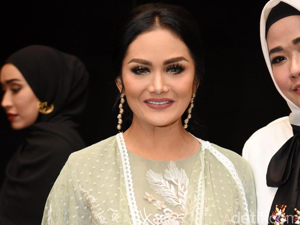 Senyum Krisdayanti Usai Melenggang ke Senayan Senyum Krisdayanti Usai Melenggang ke Senayan