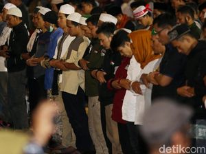 Momen Massa di Bawaslu Salat Maghrib Berjemaah