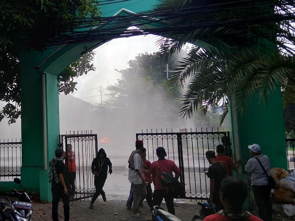 Disiram Heli Water Bombing, Massa di Petamburan Bakar Ban Lagi