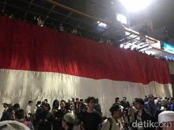 Massa Bentangkan Bendera Merah Putih Tutupi McD Sarinah