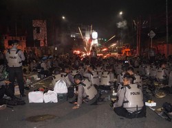 Polisi Sambut Serangan Petasan dari Massa Ricuh di Slipi dengan Tepuk Tangan