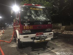 Penampakan Mobil Damkar yang Sempat Dibajak Massa Rusuh di Slipi Penampakan Mobil Damkar yang Sempat Dibajak Massa Rusuh di Slipi