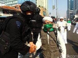 Polisi: Massa Rusuh di Flyover Slipi Bawa Anak Panah hingga Bensin