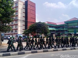 TNI-Polri Siaga di Jl KS Tubun, Sisa Pembakaran Berserakan di Jalan
