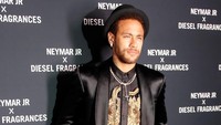 Posisi tiga besar dikuasai oleh pesepakbola. Di urutan ketiga, ada Neymar dengan pendapatan sebesar 105 juta dollar AS (Rp 1,494 triliun). Foto: Reuters