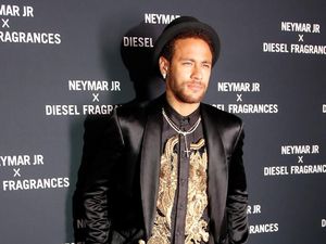 Tampil Beda, Neymar Pakai Celana Mirip Rok di Peluncuran Parfumnya