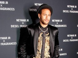 Tampil Beda, Neymar Pakai Celana Mirip Rok di Peluncuran Parfumnya