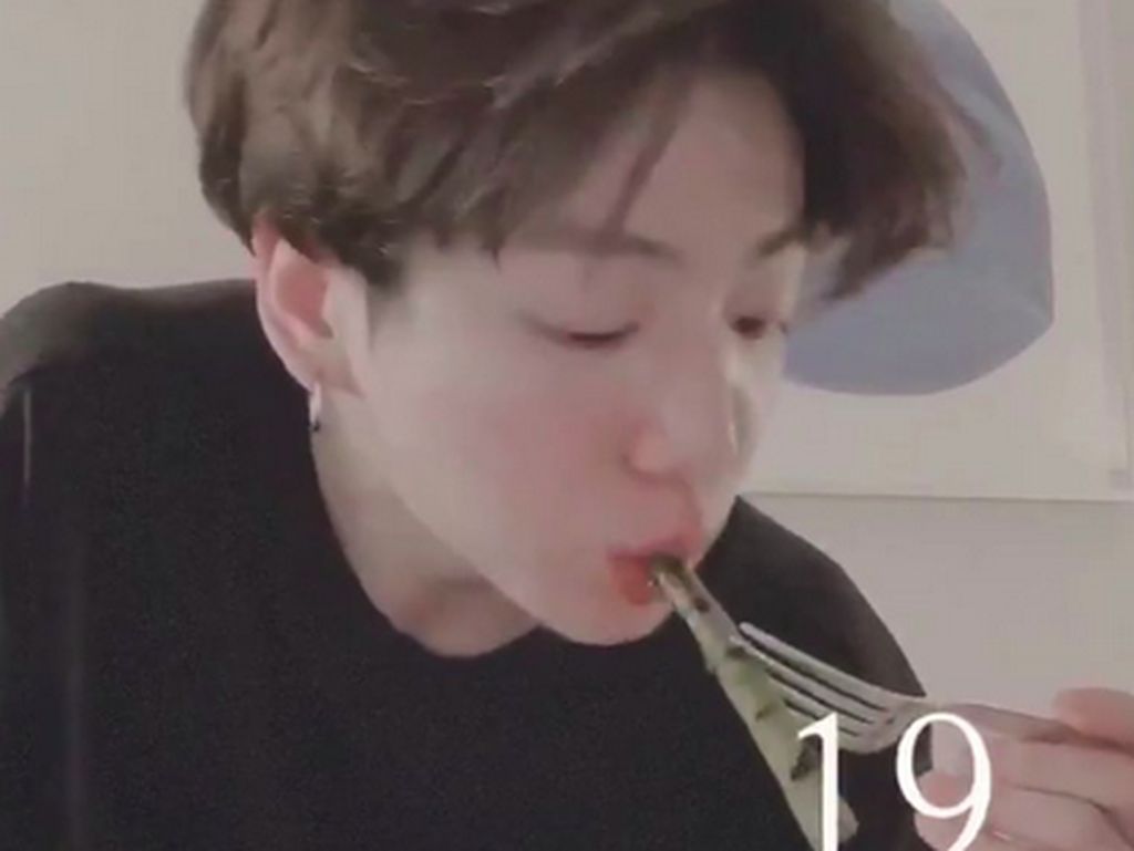 Lahap Makan Asparagus, Jungkook BTS Bikin Ngiler Banyak Fans Lahap Makan Asparagus, Jungkook BTS Bikin Ngiler Banyak Fans
