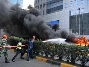 Video Penampakan Mobil Polisi yang Dirusak Massa di Flyover Slipi