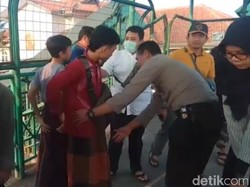 Polisi Halau Kelompok Remaja di Stasiun Bogor yang Mau Demo ke Jakarta