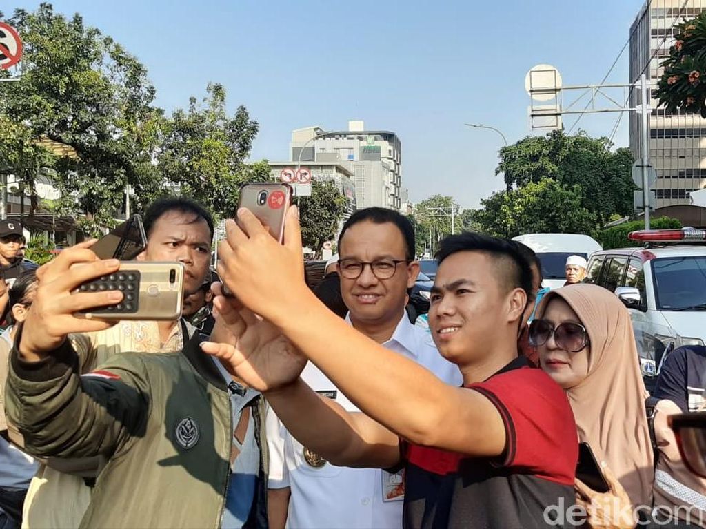 Pantau Demo di Bawaslu, Anies Diajak Selfie Pantau Demo di Bawaslu, Anies Diajak Selfie