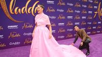 Aksi Mena Massoud Aladdin Jadi Asisten Dadakan Naomi Scott di Red Carpet