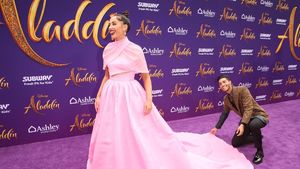 Aksi Mena Massoud Aladdin Jadi Asisten Dadakan Naomi Scott di Red Carpet