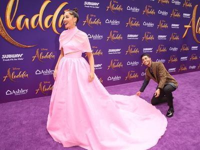 Aksi Mena Massoud Aladdin Jadi Asisten Dadakan Naomi Scott di Red Carpet