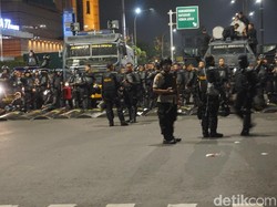 Ricuh di Slipi, Barracuda hingga Water Cannon Disiagakan