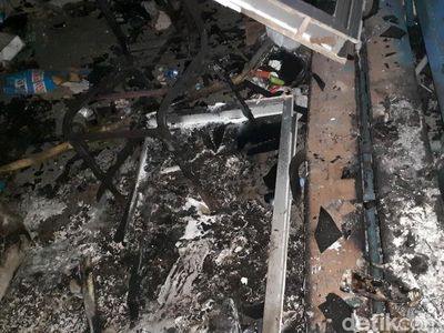 Pospol Sarinah Rusak Dibakar Massa