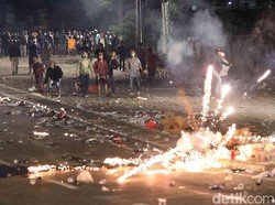 Sinar Laser Merah di Gelapnya Petamburan