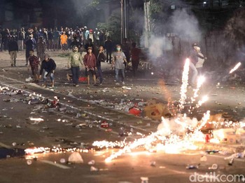 Sinar Laser Merah di Gelapnya Petamburan Sinar Laser Merah di Gelapnya Petamburan