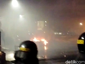 Ricuh Dekat Bawaslu, Polisi Terus Pukul Mundur Massa di Tanah Abang