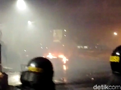 Ricuh Dekat Bawaslu, Polisi Terus Pukul Mundur Massa di Tanah Abang