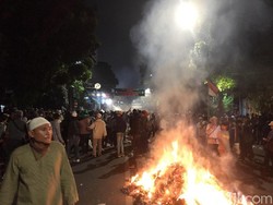 Rusuh di Depan Bawaslu: Ada Aksi Bakar-bakaran hingga Tembakan Kembang Api